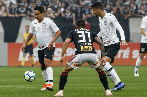 Jadson em ação na partida contra o São Paulo