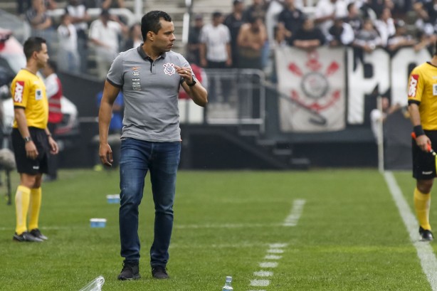 Jair Ventura comanda a equipe a beira de campo