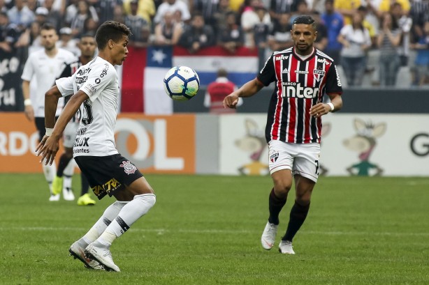 Pedrinho arrisca jogada contra adversário