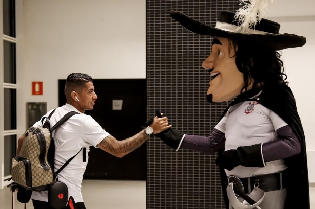 Ralf cumprimenta mascote do Timão antes da partida contra o São Paulo