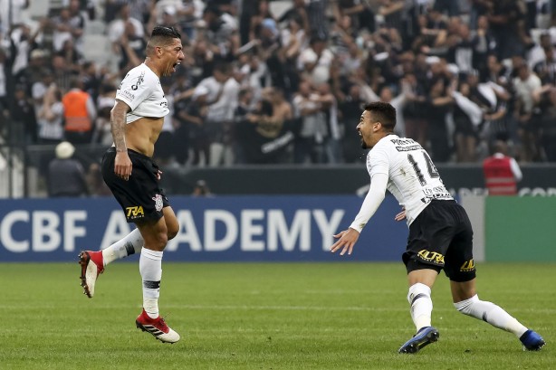 Ralf e jogadores comemoram único gol do Corinthians na partida