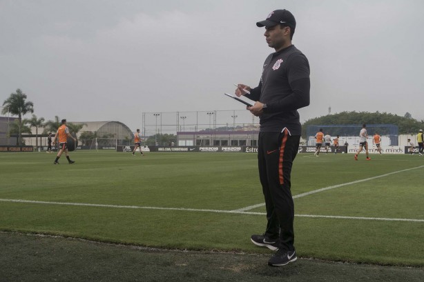 Técnico Jair Ventura observa seus jogadores a beira de campo no treino desta segunda-feira