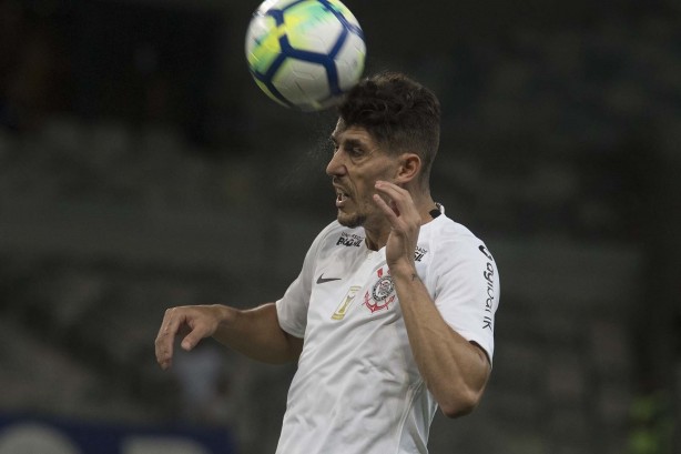 Danilo Avelar tenta afastar o perigo