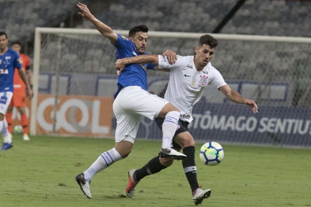 Danilo em disputa com adversário no jogo desta quarta-feira