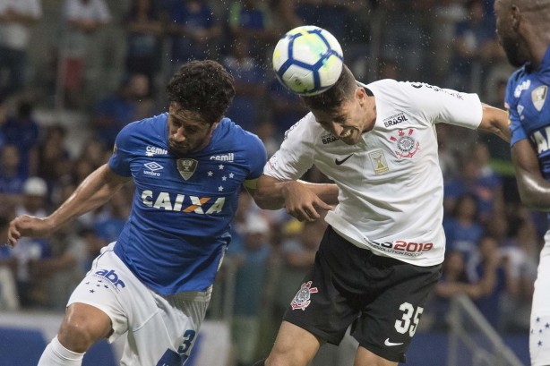 Danilo em disputa com adversário no jogo desta quarta-feira