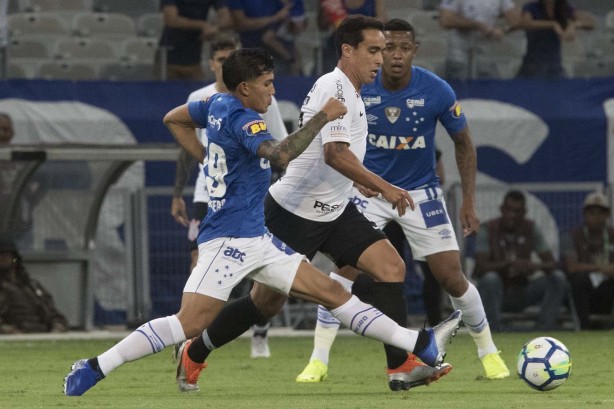Jadson sofre marcação forte contra o Cruzeiro