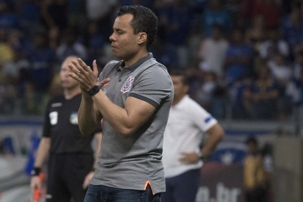 Jair Ventura orienta seus jogadores a beira de campo