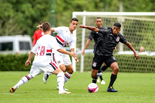 Corinthians enfrenta o São Paulo pelo campeonato paulista sub-13