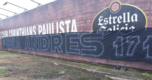 Faixa contra Andrs Sanchez na porta do CT do Corinthians