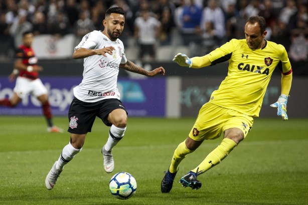 Magrão em ação contra o clube da infância na Arena Corinthians, em Itaquera