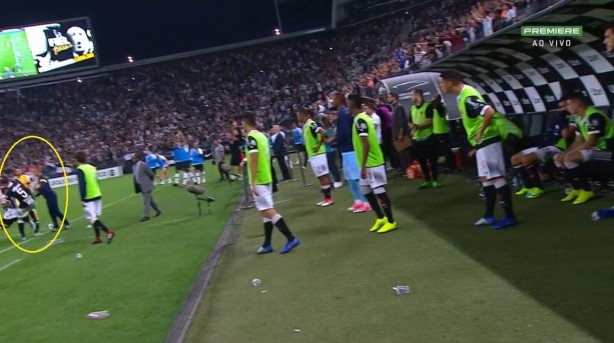 A bola havia sobrado para Desábato. Fagner então tenta o desarme em chegada mais dura. O quarto árbitro Edson Antonio de Sousa está em frente ao lance
