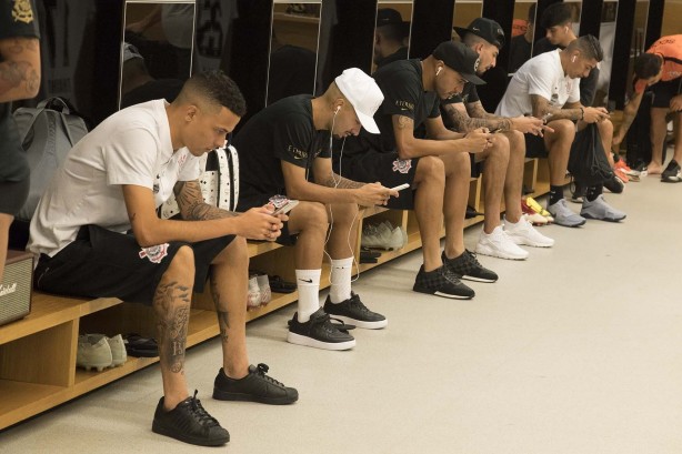 Atletas no vestiário da Arena Corinthians antes do jogo contra o Vasco, pelo Brasileirão