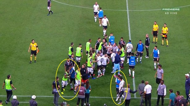 Fagner e Kelvin se aproximam e trocam gritos; o corinthiano Marllon tem dificuldade para segurar o vascaíno