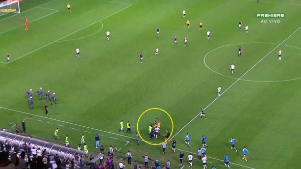 Kelvin entra na confusão dando um empurrão em Fagner. O técnico do Corinthians e o quarto árbitro já tiravam Fagner do bolo neste momento
