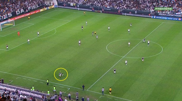 O árbitro havia acabado de encerrar o jogo, quando Fagner e Desábato disputaram a bola em lance que já não estava mais valendo. Jogadores do Corinthians inclusive já comemoravam a vitória
