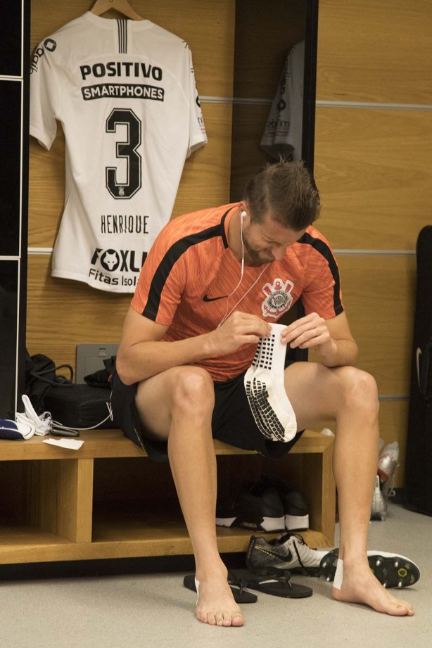 Zagueiro Henrique no vestiário da Arena Corinthians antes do jogo contra o Vasco, pelo Brasileirão
