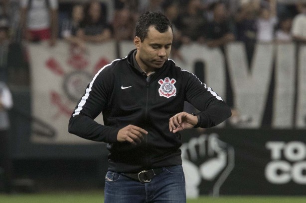 Jair Ventura confere o tempo de jogo