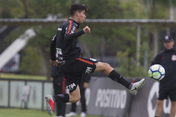 Ángelo Araos no treino desta segunda em preparação para jogo contra o Atlético-PR