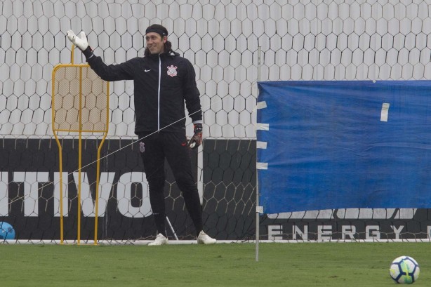 Cássio durante treino desta segunda-feira, no CT Joaquim Grava; foco no Atlético-PR
