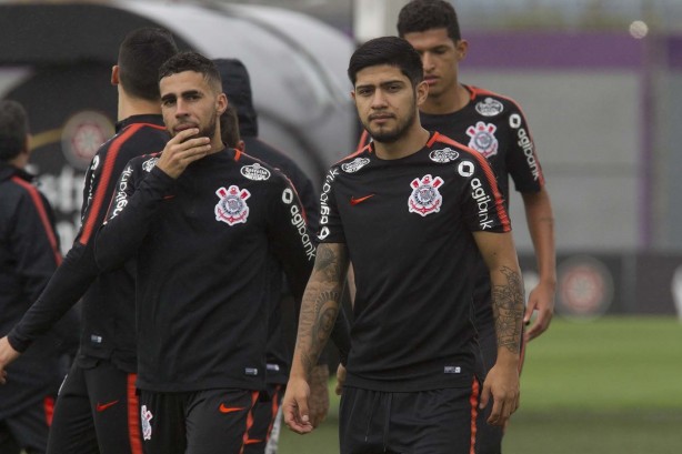 Gabriel e Sergio Díaz no treino de hoje no CT em início de preparação para jogo contra o Atlético-PR