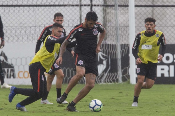 Gabriel, Jonathas e Douglas no primeiro treino desta semana no CT Joaquim Grava