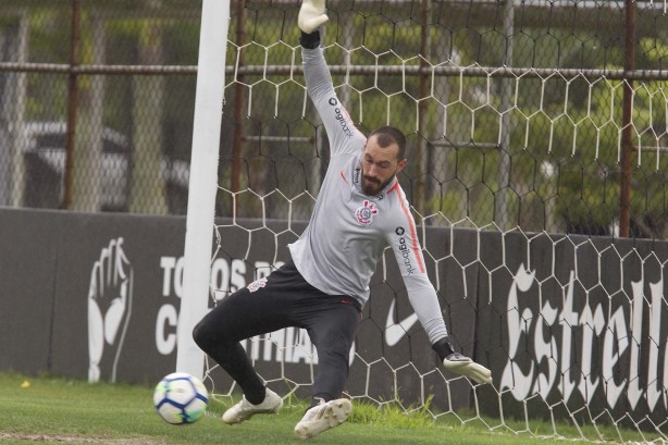 Goleiro Walter no treino desta segunda-feira; foco é Atlético-PR