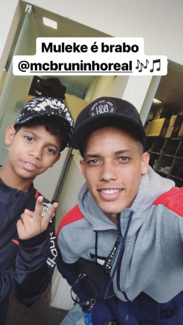MC Bruninho também tirou uma foto com o meia-atacante Pedrinho