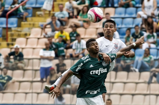 Oya em jogada aérea durante final contra o Palmeiras, pelo Paulista Sub-20