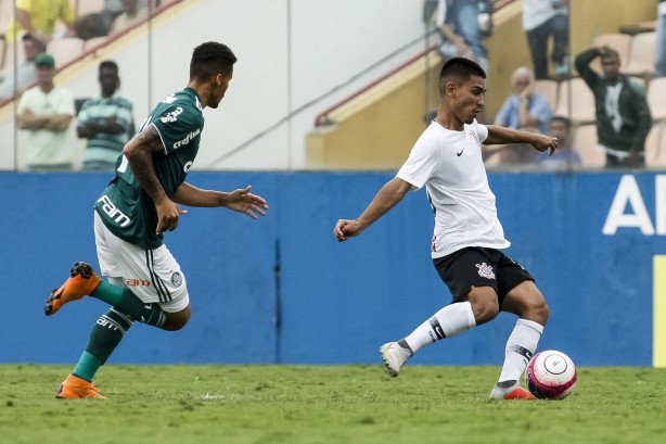 Oya em jogada contra o Palmeiras pelo Paulista Sub-20; Timão saiu derrotado