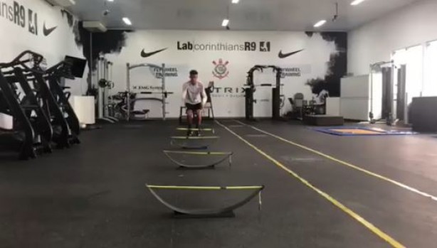 Carlinhos publicou vídeo treinando no Lab R9, no CT Joaquim Grava