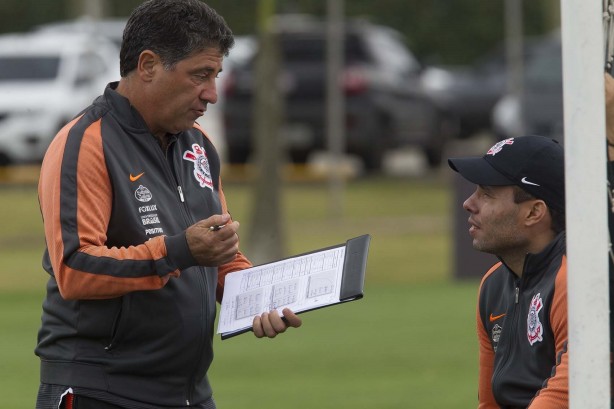 Emílio Faro, auxiliar técnico, durante o treino do Corinthians de hoje no CT Joaquim Grava