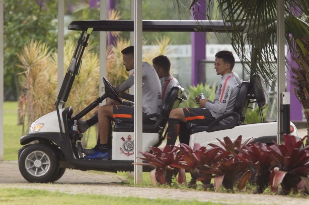 Jogadores chegam ao CT para treino desta terça-feira