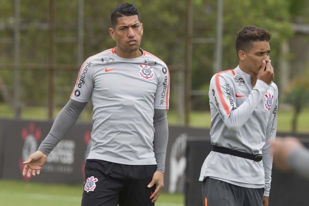 Ralf e Pedrinho treinam para enfrentar o Atlético-PR, pelo Brasileirão, fora de casa
