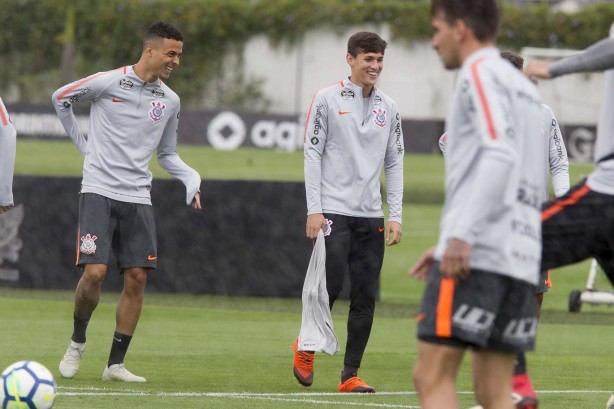 Thiaguinho e Vital no treino desta terça-feira no CT Joaquim Grava