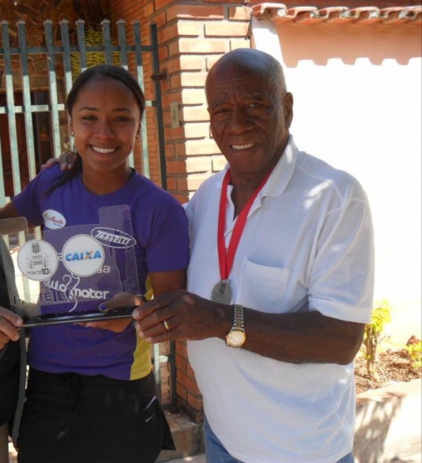 Um dos maiores prazeres de Seu Moacyr: tietar a neta maratonista