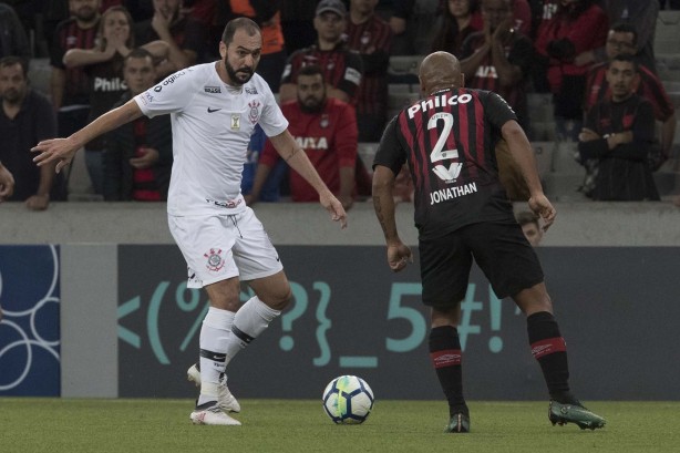 Danilo em ação na partida contra o Atlético-PR