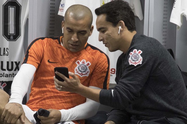 Emerson Sheik e Jadson nos vestiários antes da partida contra o Atlético-PR