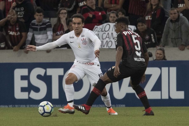 Jadson joga contra o Atlético-PR