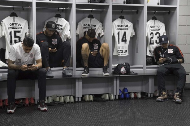 Jogadores no vestiário de enfrentar o Atlético-PR