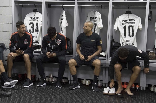 Jogadores no vestiário de enfrentar o Atlético-PR