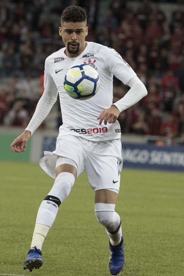 Léo Santos em ação contra o Atlético -PR