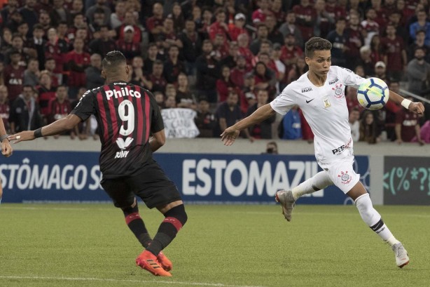 Pedrinho arrisca de longe contra o Atlético-PR