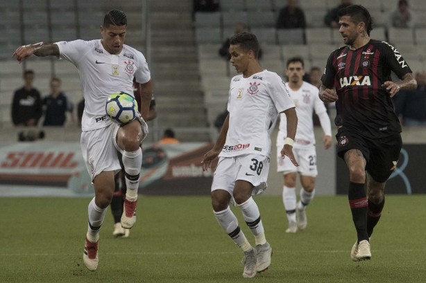 Ralf e Pedrinho na partida contra o Atlético-PR