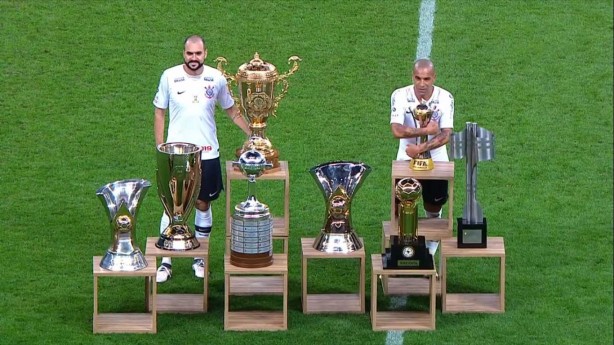 Sheik, ao lado de Danilo, foi homenageado no gramado da Arena após o jogo