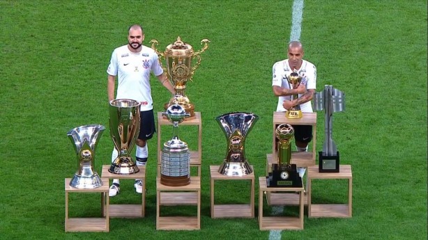 Sheik, ao lado de Danilo, foi homenageado no gramado da Arena aps o jogo