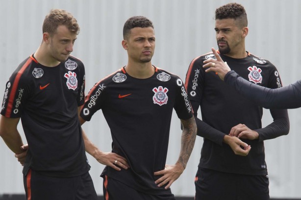 Carlos Augusto, Thiaguinho e Léo Santos fazem última atividade antes de enfrentar a Chapecoense