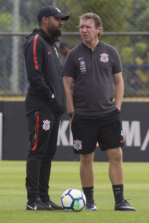 Coelho conversa com o preparador físico do Timão durante treino no CT