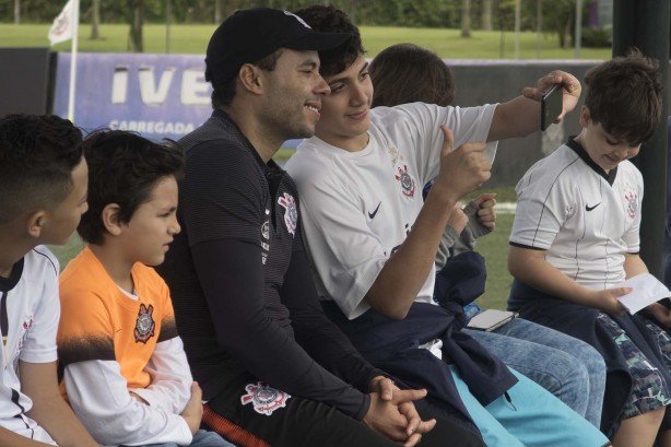 Com boatos da volta de Carille ao Corinthians, Jair Ventura atendeu torcedores no CT