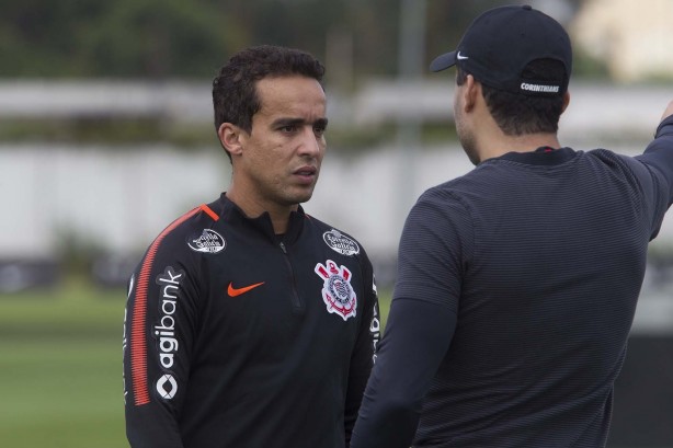 Jadson conversa com o treinador Jair Ventura durante atividade desta tarde no CT