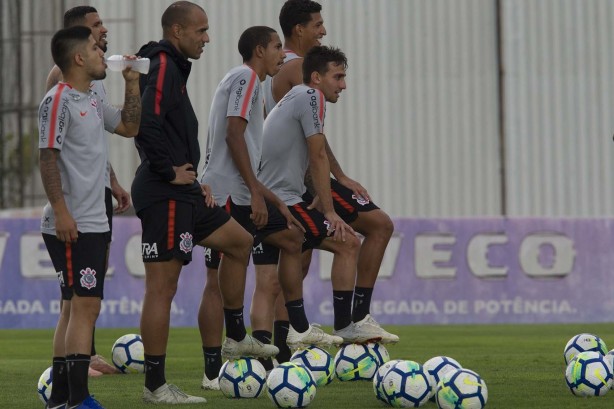 Jogadores treinam no CT para encarar a Chapecoense, na Arena Corinthians
